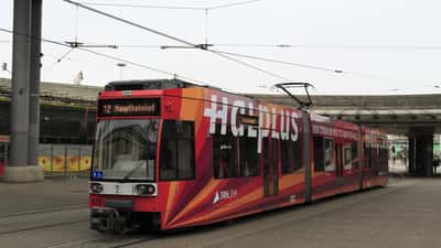 Riebeckplatz in Halle an der Saale mit Straßenbahn und Stadtumbau