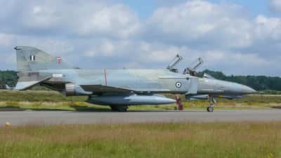 Chasseur militaire F-4E Phantom de l'armée de l'air grecque en vol lors d'un meeting aérien