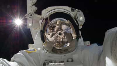 Astronauta realizando un paseo espacial en el exterior de la Estación Espacial Internacional