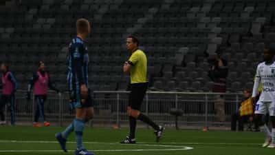 IK Sirius FK-spelare i aktion under Allsvenskan-match