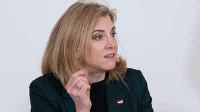 Außenministerin Beate Meinl-Reisinger beim Pressefoyer nach dem Ministerrat 2026