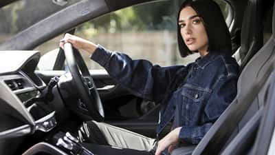 Dua Lipa en tournée 2026 : les risques auditifs des concerts et quand consulter un médecin ORL