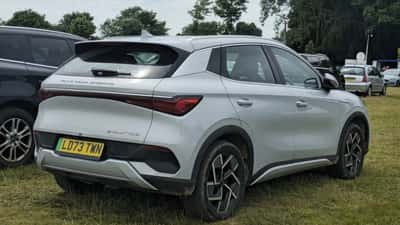 BYD Atto 3 électrique garé en extérieur, vue latérale — voiture électrique chinoise disponible en Suisse 2026