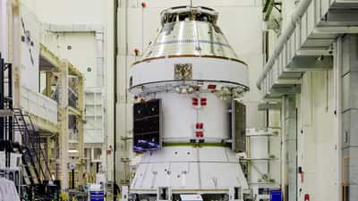 Capsule Orion Artemis II avec les ailes solaires installées, préparation mission lunaire NASA 2026