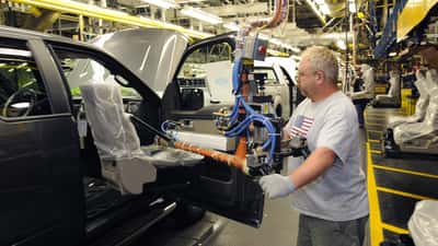Ford kutter tusenvis av jobber i 2026: hva betyr det for norske ansatte i bilindustrien?