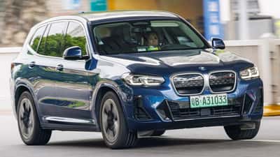 BMW iX3 G08 sähköauto pysäköitynä ulkona