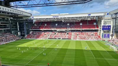 Fodboldspillere i Superligakamp på grønt græs repræsenterende Randers FC mod FC København 2023