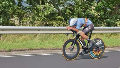 Remco Evenepoel in posizione aerodinamica durante la cronometro al Campionato del Mondo UCI 2023