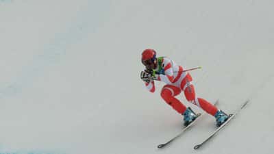 Skieur suisse en descente olympique, représentant l'effort extrême des athlètes de haut niveau