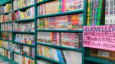 Librairie de mangas et anime au Japon avec des rayons de livres colorés