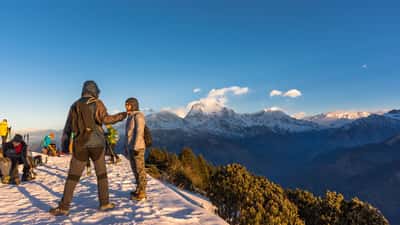 Randonneurs sur le sentier de Ghorepani Poon Hill dans la région de l'Annapurna, Népal