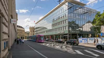 Façade de banques sur le St.-Alban-Graben à Bâle, Suisse, symbole du système bancaire helvétique