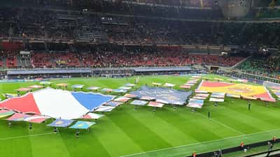 Estádio iluminado antes de partida da UEFA Nations League com torcedores nas arquibancadas
