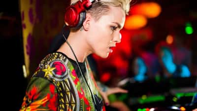 Ruby Rose optræder på scenen — skuespiller og model bag anklager mod Katy Perry