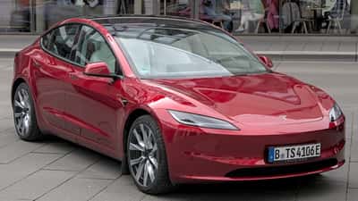 Tesla Model 3 blanc stationné, rappel au Canada pour défaut de caméra de recul en 2026