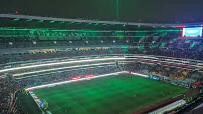 Torcedores assistem ao Club América jogar na Liga MX no Estádio Azteca