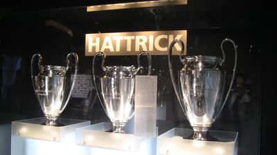 Troféus da Liga dos Campeões da UEFA exibidos em museu do futebol