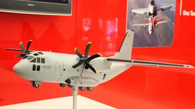 Avion de chasse militaire en vol lors d'un meeting aérien