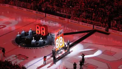 Aficionados de los Philadelphia Flyers durante una ceremonia en el Wells Fargo Center