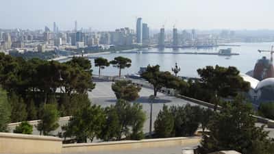 Udsigt over moderne Baku fra Martyrernes Mindesmærke med skyline og Kaspiske Hav