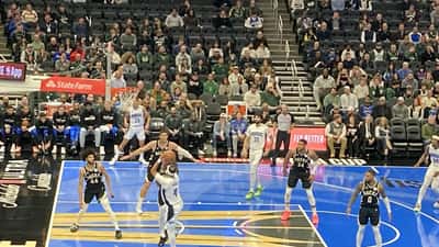 Accion en cancha durante un partido de la NBA con jugadores disputando el balon