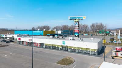 Façade d'un magasin Castorama en 2026, enseigne bleue et orange visible en devanture