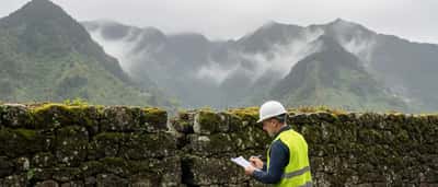 Engenheiro civil avalia danos estruturais numa casa tradicional madeirense após derrocada