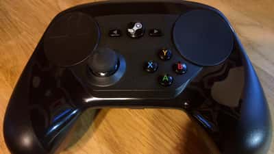 Steam Controller Valve posé sur une surface, vue de dessus — périphérique gaming PC 2026