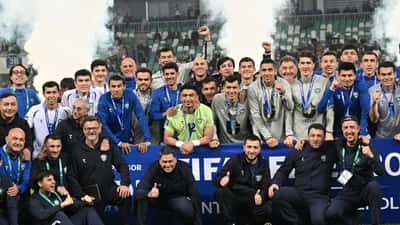 Oezbeeks voetbalteam viert een overwinning tijdens FIFA Series 2026 op het veld