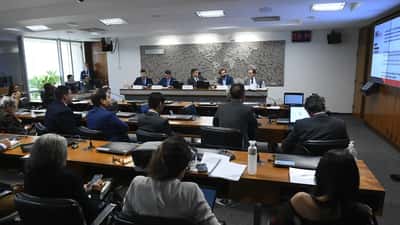 Comissão do Senado brasileiro sobre inteligência artificial e direito digital em sessão em Brasília