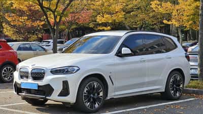 BMW iX3 2026 elektrisk SUV i vitt – leveranskontroll med mekaniker