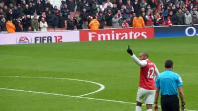 Thierry Henry lors d'une interview sur CBS Sports évoquant le Ballon d'Or 2026 et les revenus exceptionnels des footballeurs