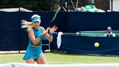 Katie Boulter preparing to serve, illustrating the sports medicine advice for tennis players with serving problems