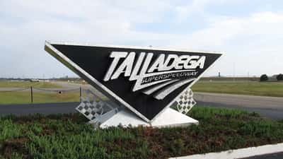 Talladega 2026: el incendio de motor que le recuerda a todo conductor por qué no ignorar el aceite del carro