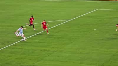 Julián Álvarez prepara un remate durante Argentina vs Canadá en Copa América 2024