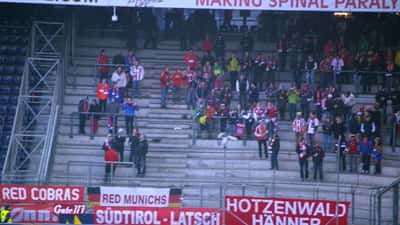 Fußballspieler beim Testspiel zwischen SV Wehen Wiesbaden und FC Bayern München im Stadion