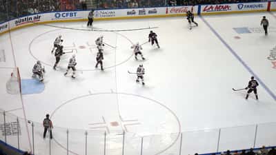 Joueurs des Sabres de Buffalo en action lors d'un match de la LNH en décembre 2024