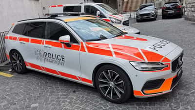Véhicule de police suisse en ville avec marquage officiel distinctif