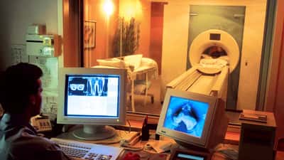 Patient dans un scanner IRM à l'hôpital — hémorragie cérébrale et prise en charge neurologique