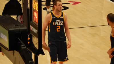 Joe Ingles, alero de los Utah Jazz, en posición defensiva durante un partido de la NBA