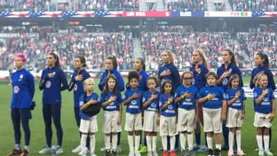 Jóvenes futbolistas formados en equipo en estadio, campeonato sub-20 CONCACAF 2026