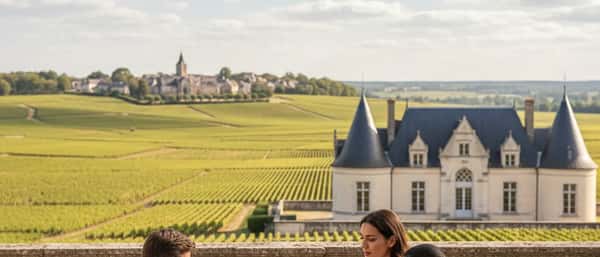 Íslensk kona í lopapeysu situr í biðstofu heilsugæslustöðvar og les heilsuupplýsingar