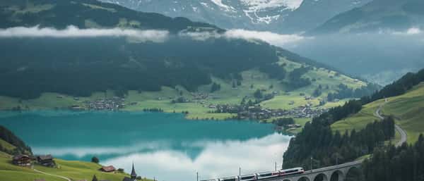 Plombier suisse en combinaison de travail réparant une tuyauterie sous un évier de cuisine dans un appartement à Lausanne