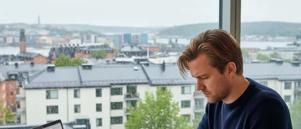 Nordisk mann som planlegger pensjonssparing ved skrivebordet i en moderne Oslo-leilighet