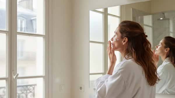 Soin peau été : protection solaire et routine dermatologique complète