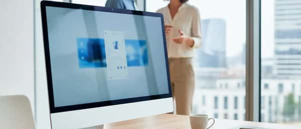 Homme comparant des configurations d'ordinateurs de bureau dans un magasin d'électronique en France