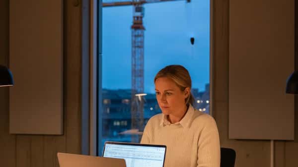 Löner och löneökning i Entreprenadmaskinavtalet 2025–2027 : guide för maskinförare