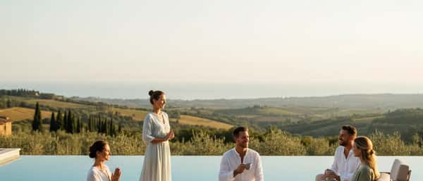 Donna italiana che pratica yoga su una terrazza con vista su un paesaggio costiero mediterraneo all'alba