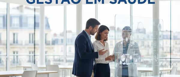 Gestora de saúde a percorrer um corredor de hospital público português ao lado de um médico