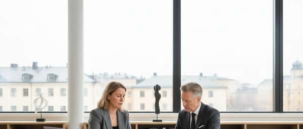 Kvinna i grå kavaj diskuterar anställningstvist med advokat i modernt Stockholmskontor